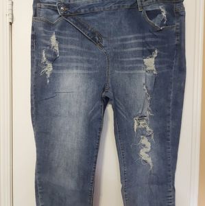 Side button distressed cropped jeans